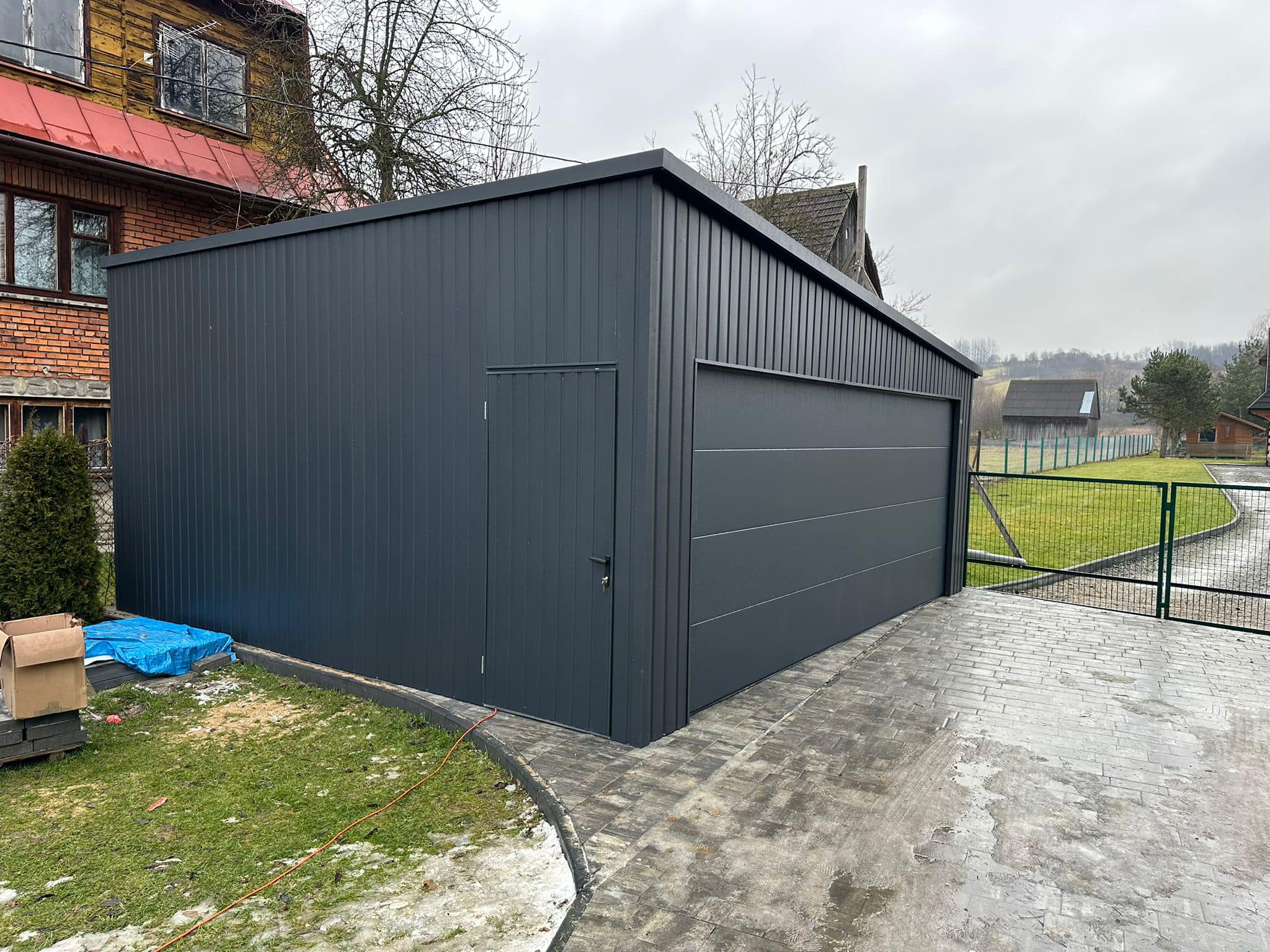 482241465_566473029740400_2529880544728214680_n Garaż blaszany z bramą segmentową 6 m x 5,5 m ID 113 - obrazek 3